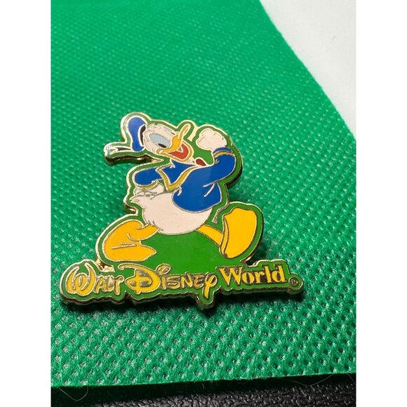 2002 Vtg Walt Disney World WDW Donald Duck Disney trading Pin badge - Picture 5 of 10